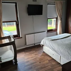 massive-4-bed-home-walking-distance-to-the-city-lights.belfasthotelsireland.com/